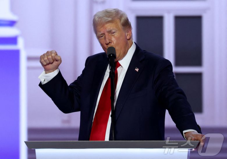 도널드 트럼프 전 미국 대통령이 18일(현지시간) 미국 위스콘신주 밀워키에서 열린 공화당 전당대회 마지막 날 대선 후보직 수락 연설을 하고 있다. @ 로이터=뉴스1 ⓒ News1 장시온 기자