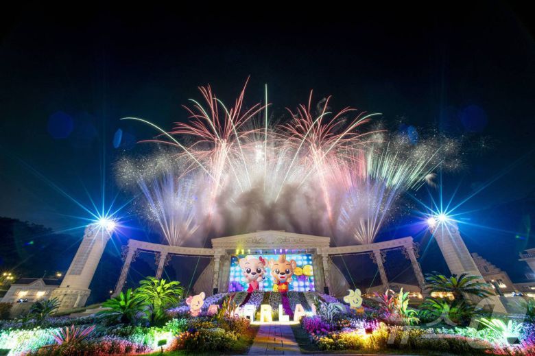 에버랜드가 진행하는 멀티미디어쇼 '주크박스 렛츠 댄스'.(삼성물산 리조트부문 제공)