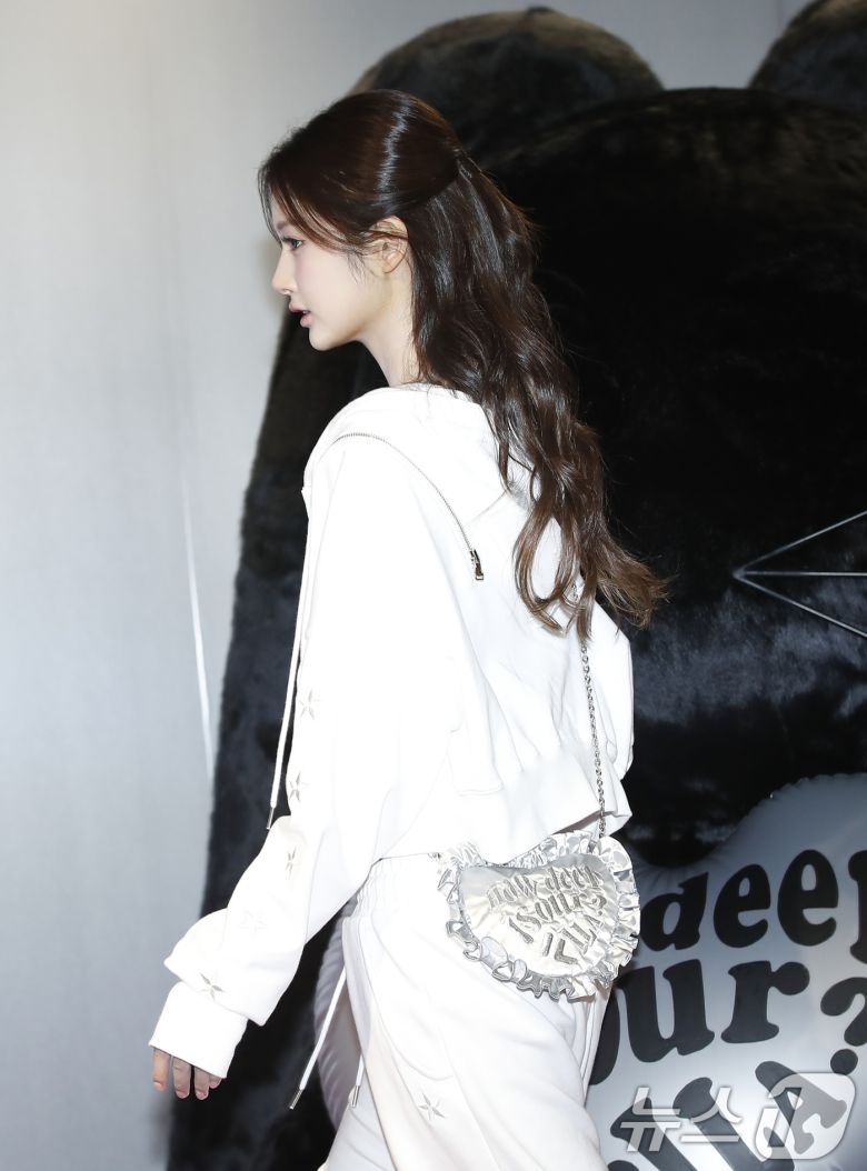 그룹 엔믹스(NMIXX) 설윤이 23일 오전 서울 용산구 한 매장에서 열린 ‘휠라 언데웨어와 러브이즈트루’ 콜라보레이션 기념 행사에 참석하고 있다. ⓒ News1 권현진 기자