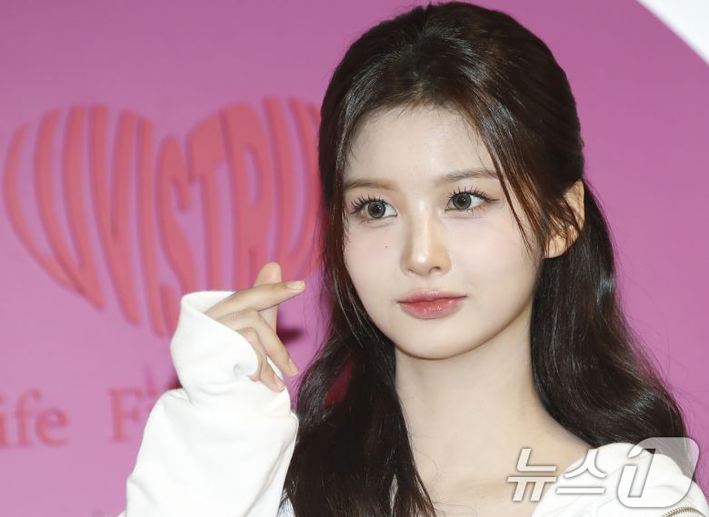 그룹 엔믹스(NMIXX) 설윤이 23일 오전 서울 용산구 한 매장에서 열린 ‘휠라 언데웨어와 러브이즈트루’ 콜라보레이션 기념 행사에서 포즈를 취하고 있다. ⓒ News1 권현진 기자