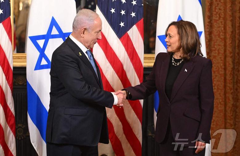 카멀라 해리스 미국 부통령(오른쪽)이 25일 (현지시간) 워싱턴DC 백악관에서 베냐민 네타냐후 이스라엘 총리와 만나 악수를 하고 있다. 2024.07.25. ⓒ AFP=뉴스1 ⓒ News1 우동명 기자