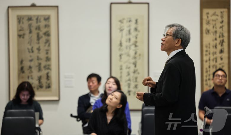 유홍준 교수가 23일 서울 서초구 서울서예박물관에서 열린 동농 김가진 서예전 '백운서경白雲書境' 전시에 대해 설명하고 있다. 대한민국 임시정부의 고문을 역임한 독립운동가 이며 당대 최고의 서예가로 평가되는 동농 김가진의 서예전 '백운서경白雲書境'은 이날부터 9월 19일 까지 진행된다. 2024.7.23/뉴스1 ⓒ News1 김도우 기자