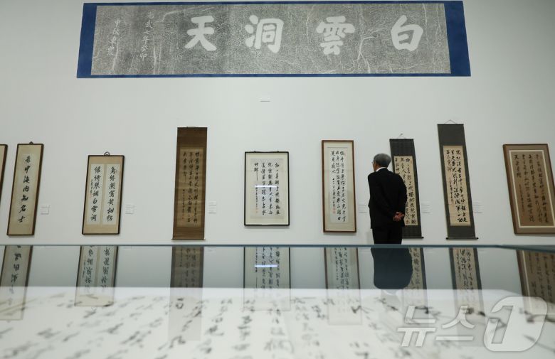 유홍준 교수가 23일 서울 서초구 서울서예박물관에서 열린 동농 김가진 서예전 '백운서경白雲書境' 관람객이 작품을 살펴보고 있다. 대한민국 임시정부의 고문을 역임한 독립운동가 이며 당대 최고의 서예가로 평가되는 동농 김가진의 서예전'백운서경白雲書境'은 이날부터 9월 19일 까지 진행된다. 2024.7.23/뉴스1 ⓒ News1 김도우 기자