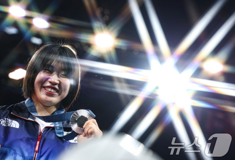대한민국 유도대표팀 허미미 선수가 30일(한국시간) 프랑스 파리 샹 드 마르스 아레나에서 열린 2024 파리올림픽 유도 여자 -57kg 시상식에서 수여 받은 은메달을 들어보이고 있다. 2024.7.30/뉴스1 ⓒ News1 박정호 기자