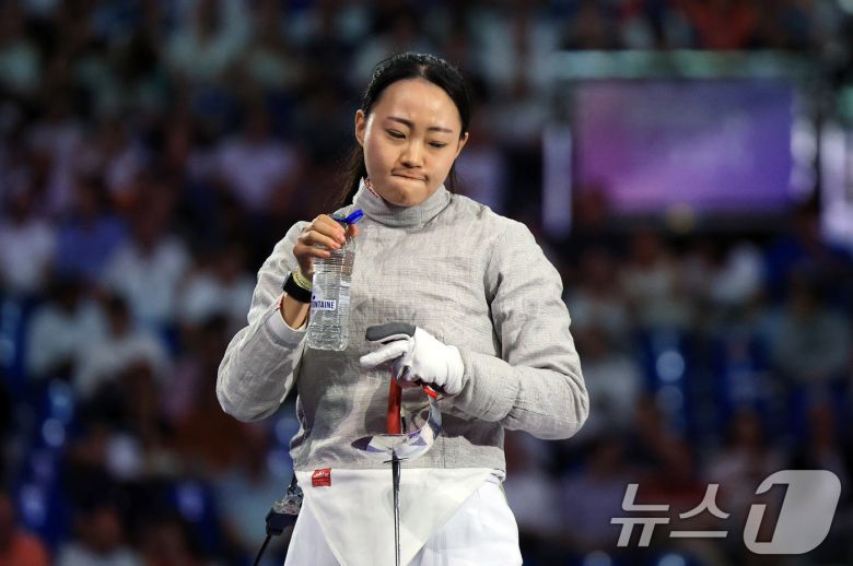 대한민국 펜싱 대표팀 최세빈 선수가 30일(한국시간) 프랑스 파리 그랑 팔레에서 열린 2024 파리올림픽 여자 사브르 개인 동메달 결정전에서 우크라이나의 올가 카를란을 상대로 패배한 뒤 아쉬워하고 있다. 이날 최세빈은 14대15 한 점차 패하며 4위로 개인전을 마감했다. 2024.7.30/뉴스1 ⓒ News1 박정호 기자