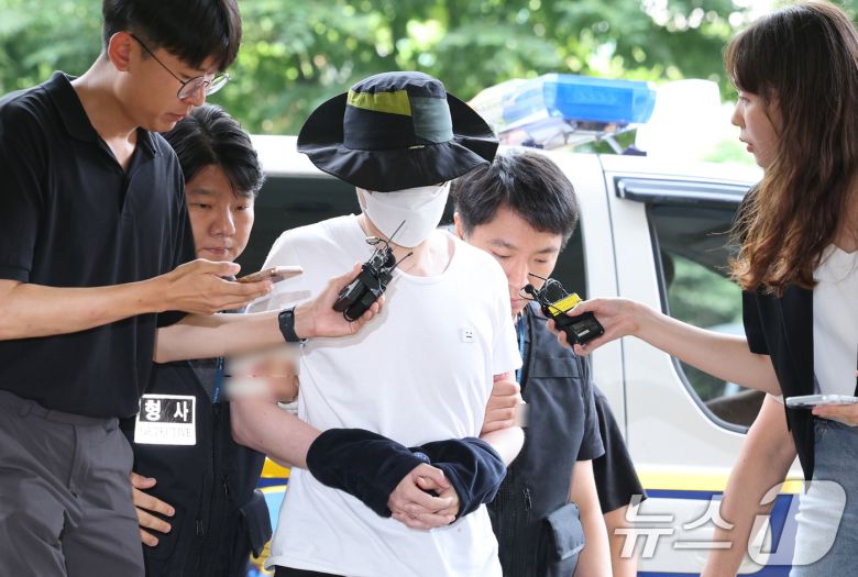 아파트 이웃 주민에게 일본도를 휘둘러 숨지게 한 혐의를 받는 30대 남성 A씨가 1일 오전 서울 마포구 서울서부지방법원에서 열린 구속 전 피의자 심문(영장실질심사)에 출석하고 있다. A씨는 지난 29일 오후 11시27분쯤 은평구 아파트 단지 앞 정문에서 길이 120㎝ 일본도를 휘둘러 같은 아파트 주민 40대 남성 B 씨를 살해한 혐의를 받는다. 2024.8.1/뉴스1 ⓒ News1 신웅수 기자