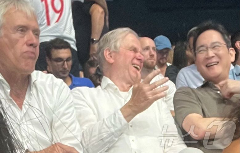 이재용 삼성전자 회장(오른쪽)이 지난 3일(현지시간) 파리 올림픽에서 피터 베닝크 전 ASML CEO(왼쪽), 마틴 반 덴 브링크 ASML CTO(가운데)와 함께 수영 경기를 보고 있다.(웨이보 캡처)