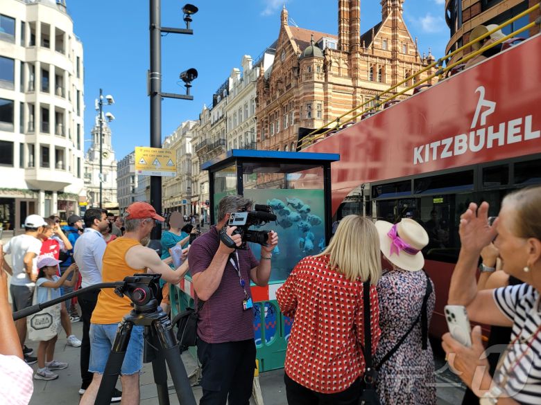 11일(현지시각) 오후 런던 루드게이트힐에 있는 한 경찰 초소 외관에 뱅크시의 일곱 번째 동물 시리즈 작품 '피라냐 떼'가 공개되자 인파가 몰려들어 사진을 찍고 있다.  2024.08.11/ⓒ 뉴스1 조아현 통신원