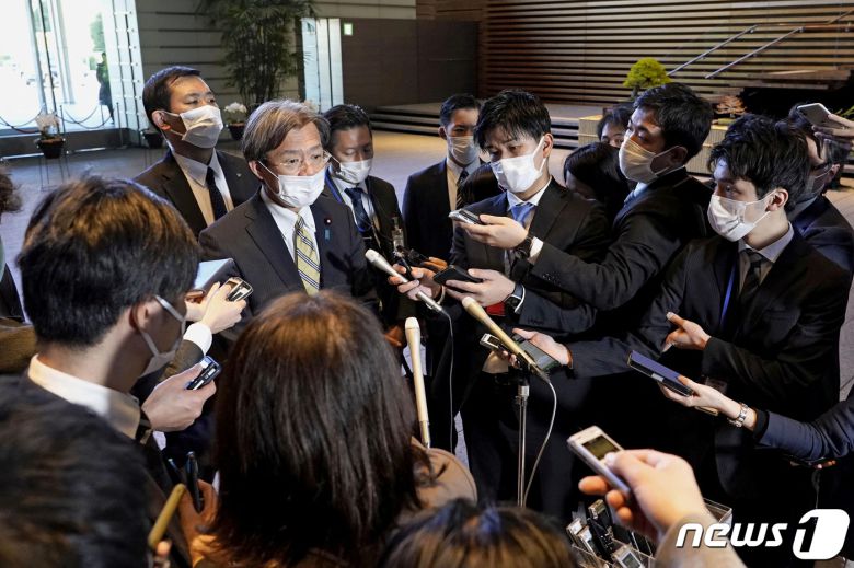 아키바 겐야 일본 부흥상이 27일 (현지시간) 도쿄 총리 관저 앞에서 정치자금 의혹과 옛 통일교 관련 의혹으로 기시다 후미오 총리를 만난 뒤 사임을 밝히고 있다. ⓒ 로이터=뉴스1 ⓒ News1 우동명 기자