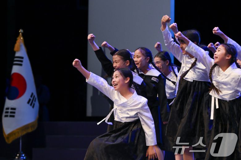 15일 서울 종로구 세종문화회관에서 열린 제79주년 광복절 경축식에서 어린이합창단이 공연을 하고 있다. (대통령실 제공) 2024.8.15/뉴스1 ⓒ News1 송원영 기자