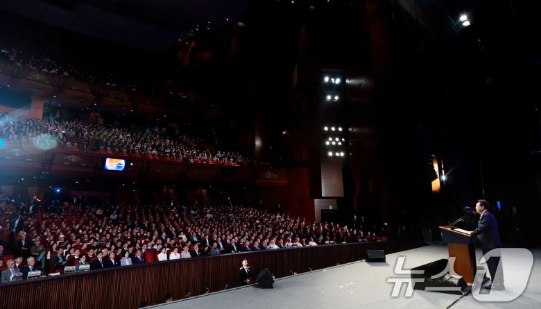 윤석열 대통령이 15일 서울 종로구 세종문화회관에서 열린 제79주년 광복절 경축식에서 경축사를 하며 '8.15 통일 독트린'을 발표하고 있다. (대통령실 제공) 2024.8.15/뉴스1 ⓒ News1 송원영 기자
