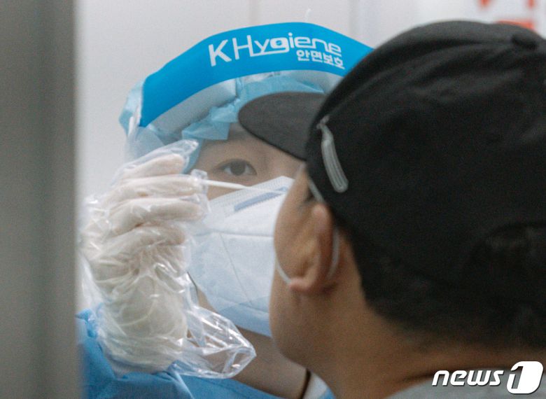 사진은 23일 오후 서울 마포구 보건소에 마련된 선별진료소에서 한 시민이 검체 검사를 받고 있다. 2023.8.23/뉴스1 ⓒ News1 이재명 기자