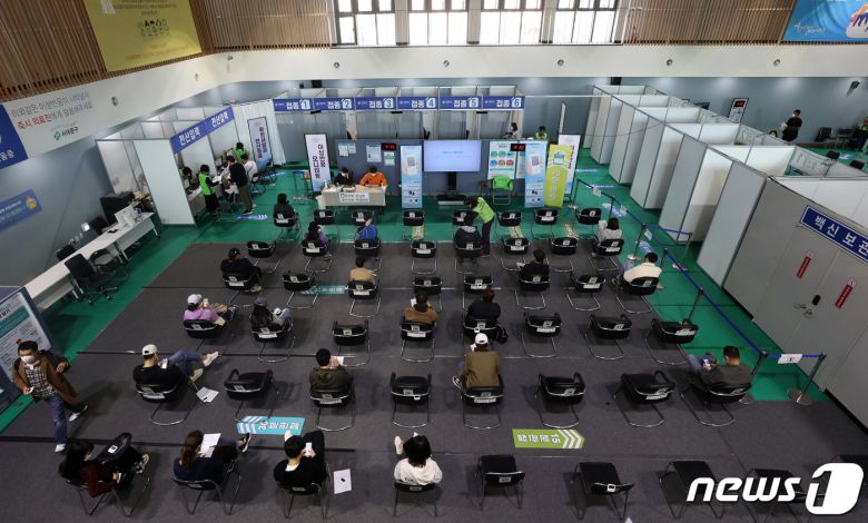 22일 오전 서울 서대문구 북아현문화체육센터에 마련된 신종 코로나바이러스 감염증(코로나19) 백신 예방접종센터에서 시민들이 백신접종을 마친 후 이상반응을 관찰하고 있다. 2021.10.22/뉴스1 ⓒ News1 오대일 기자