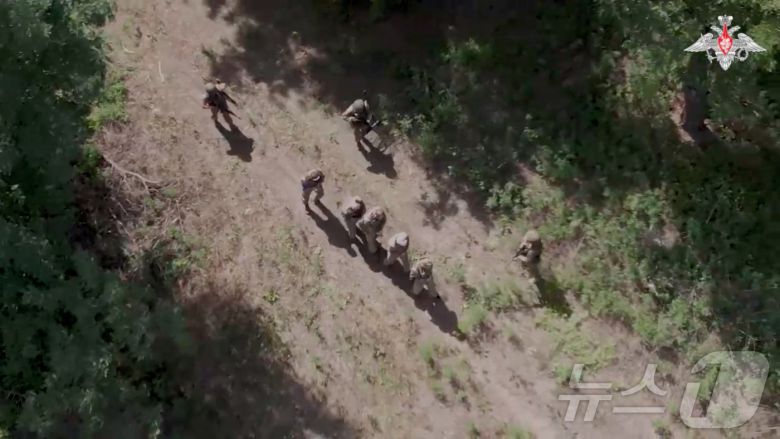 14일 (현지시간) 러시아 쿠르스크 지역을 공격 중 체포된 우크라이나 병사들을 러시아 군이 호송하고 있다. 2024.08.16 ⓒ 로이터=뉴스1 ⓒ News1 우동명 기자