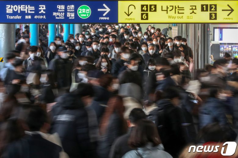 8일 오전 서울 구로구 지하철 1호선 신도림역 승강장에서 마스크를 쓴 시민들이 출근길 발걸음을 재촉하고 있다. 2021.12.8/뉴스1 ⓒ News1 민경석 기자