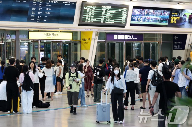 부산으로 향하던 KTX 열차의 궤도 이탈 사고가 발생한 18일 오후 서울 중구 서울역 대합실이 운행 지연을 겪는 열차를 기다리는 시민들로 붐비고 있다. 2024.8.18/뉴스1 ⓒ News1 민경석 기자