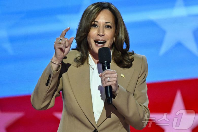 미국 민주당 대선 후보인 카멀라 해리스 부통령이 19일(현지시간) 일리노이주 시카고의 유나이티드 센터에서 열린 민주당 전당대회 첫 날 무대에 올라 “조 바이든 대통령에게 영원히 감사할 것”이라고 밝히고 있다. 2024.08.20 ⓒ AFP=뉴스1 ⓒ News1 우동명 기자