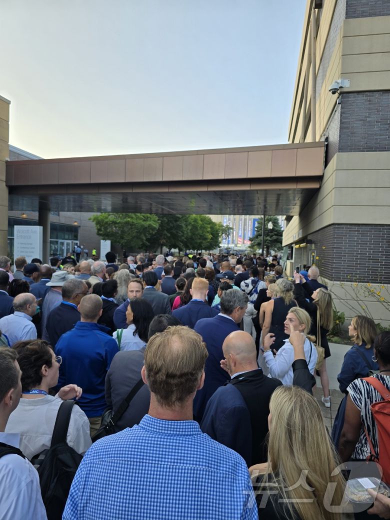 19일(현지시간) 미국 민주당 전당대회가 열리는 일리노이주 시카고 유나이티드센터 앞이 행사장에 입장하려는 사람들로 붐비고 있다.