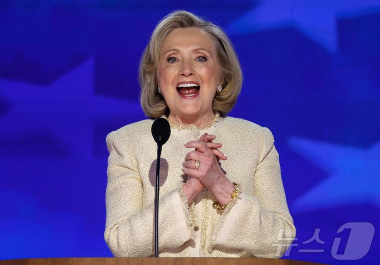힐러리 클린턴 전 미국 국무장관이 19일(현지시간) 일리노이주 시카고의 유나이티드 센터에서 열린 민주당 전당대회 첫날 대선 후보인 카멀라 해리스 부통령 지지 연설을 하고 있다. 2024.08.20. ⓒ AFP=뉴스1 ⓒ News1 우동명 기자