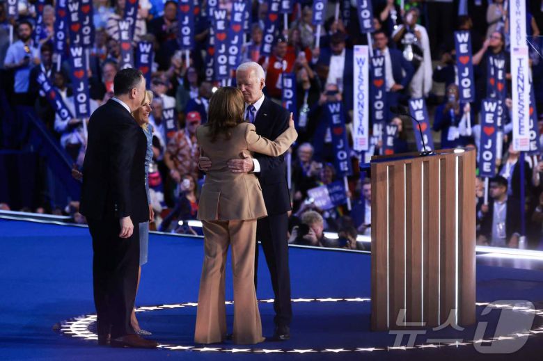 19일(현지시간) 미국 일리노이주 시카고 유나이티드 센터에서 열린 민주당 전당대회 첫날, 조 바이든 대통령이 연설을 마치자 카멀라 해리스 부통령이 무대에 올라와 바이든 대통령을 껴안고 있다. 24.08.19 ⓒ AFP=뉴스1 ⓒ News1 김예슬 기자