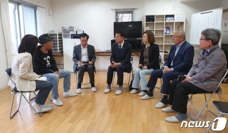 더불어민주당 후쿠시마 원전 오염수 대책단 소속 윤영덕·위성곤·양이원영·윤재갑 의원이 7일 일본 후쿠시마시 이이자카 피난민 부흥 주택에서 전 원전노동자와 피난민을 면담하고 있다. (더불어민주당 양이원영실 제공) 2023.4.7/뉴스1 ⓒ News1 송원영 기자