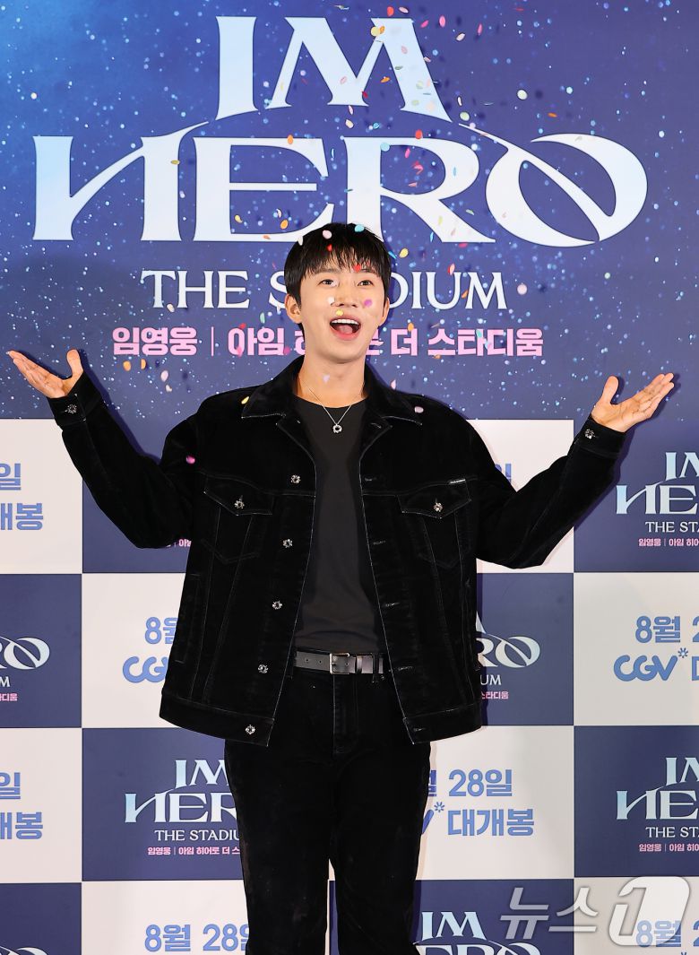 가수 임영웅이 22일 오후 서울 CGV 용산아이파크몰에서 열린 '임영웅│아임 히어로 더 스타디움' 무대인사에 참석해 포즈를 취하고 있다. 임영웅의 지난 5월 서울월드컵경기장 공연 실황과 뒷 이야기를 담은 '임영웅│아임 히어로 더 스타디움'은 오는 28일 CGV에서 단독 개봉한다. 2024.8.22/뉴스1 ⓒ News1 김진환 기자