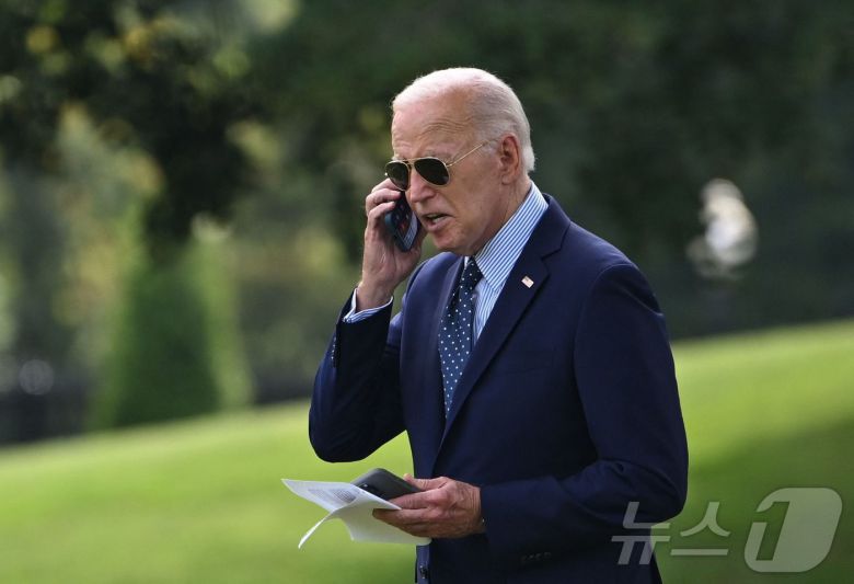 조 바이든 미국 대통령이 16일(현지시각) 캠프 데이비드행에 앞서 필라델피아를 가기 위해 워싱턴 백악관을 나서면서 통화를 하고 있다. 2024.08.16. ⓒ AFP=뉴스1 ⓒ News1 우동명 기자