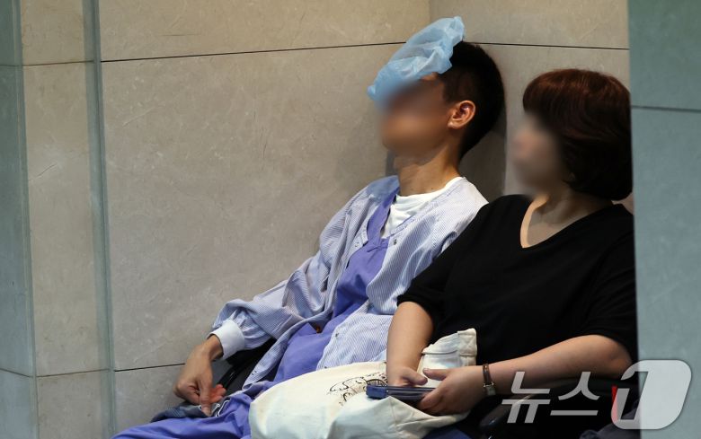 서울 한 대학병원에서 의료진이 휴식을 취하고 있다.  2024.7.18/뉴스1 ⓒ News1 김명섭 기자