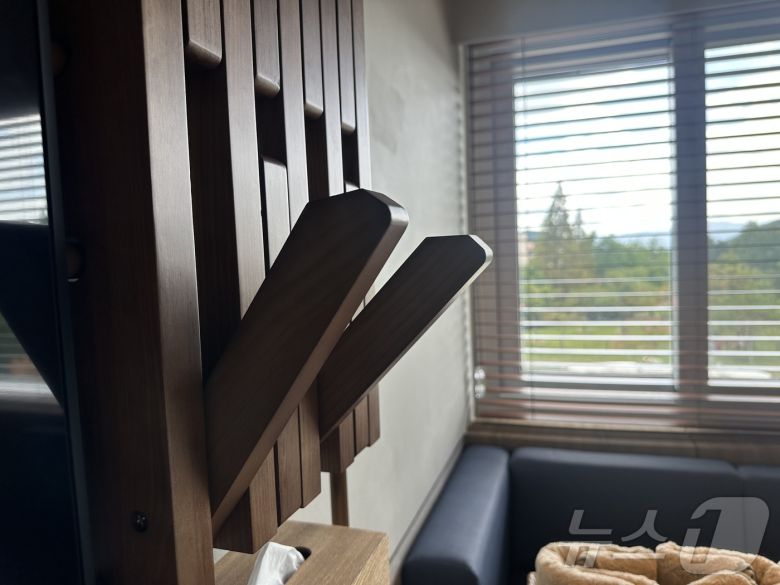 디스플레이 유닛은 다양한 물건을 걸 수 있도록 설계돼 있다ⓒ News1 윤슬빈 기자