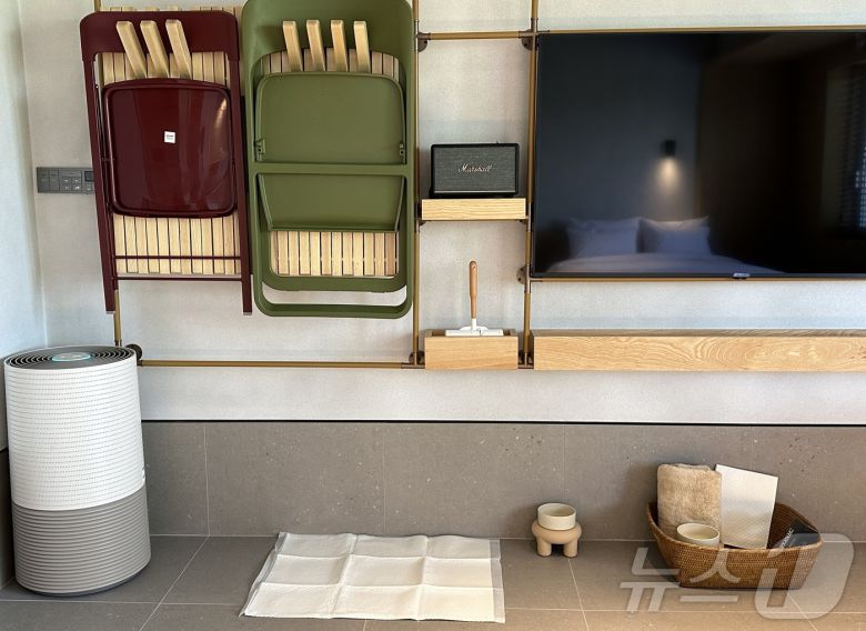 의자, 스피커, 먼지 제거용 '돌돌이 테이프'를 정리한 디스플레이 유닛과 반려견 전용 배변 패드와 담요, 식기ⓒ News1 윤슬빈 기자