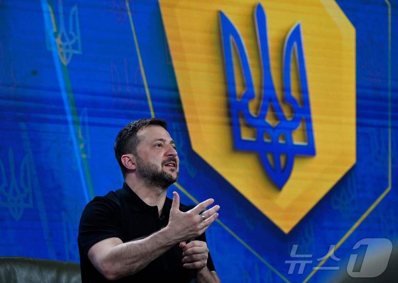 볼로디미르 젤렌스키 우크라이나 대통령이 27일 키이우에서 합동 기자회견을 하고 있다. 젤렌스키 대통령은 이날 러시아와의 전쟁을 끝내는 방안(종전안)을 조 바이든 미국 대통령과 각당 대선후보에게 제시할 예정이라고 말했다. 2024.08.27 ⓒ AFP=뉴스1 ⓒ News1 윤석민 대기자