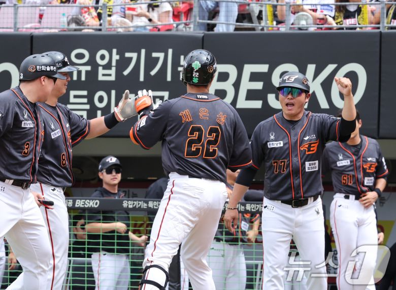 23일 오후 광주 기아챔피언스필드에서 열린 '2024 신한 SOL 뱅크 KBO리그' 한화 이글스와 KIA타이거즈 경기에서 3회초 한화공격 1사 1,2루 상황 채은성이 스리런 홈런을 친 후 홈에서 선행주자와 하이파이브를 나누고 있다. 2024.6.23/뉴스1 ⓒ News1 김태성 기자