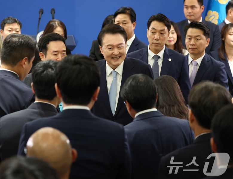 윤석열 대통령이 29일 서울 용산 대통령실청사 브리핑룸에서 국정브리핑 및 기자회견을 마치고 취재진과 인사를 하고 있다. 2024.8.29/뉴스1 ⓒ News1 송원영 기자