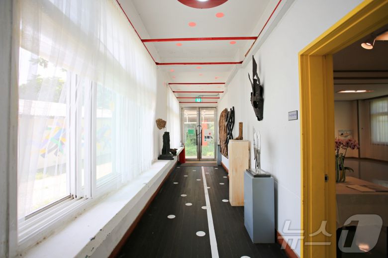 삐걱삐걱 소리마저 정겨운 옛날 학교 복도(한국관광공사 제공)