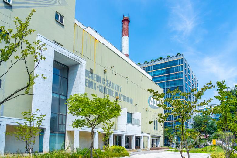 부천아트벙커B39. 소각장 시절 사용했던 굴뚝이 남아 있다(한국관광공사 제공)