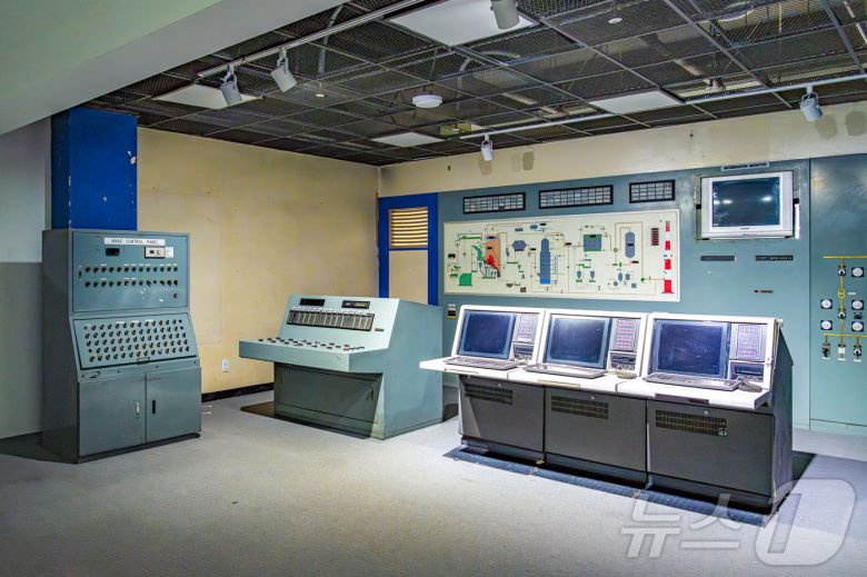 소각장의 모든 시설을 통제하는 중앙제어실에는 각종 장비와 기기가 보존되어 있다(한국관광공사 제공)