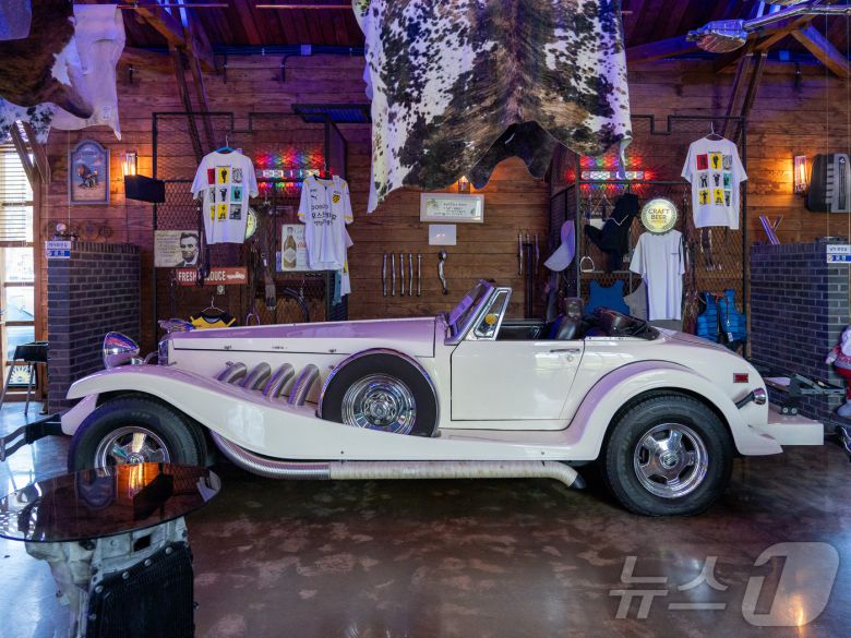 듀센버그를 베이스로 한 고풍스러운 레플리카도 볼 수 있는 코치빌더(한국관광공사 제공)