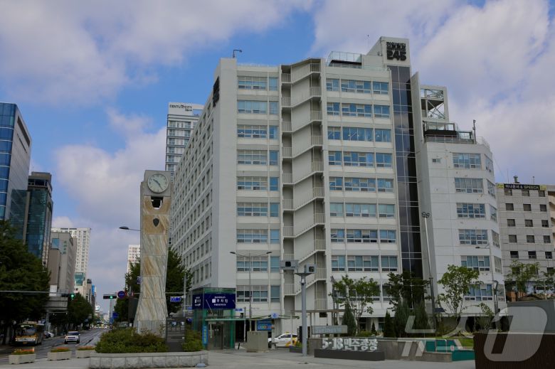 5·18민주광장에서 본 전일빌딩245(한국관광공사 제공)