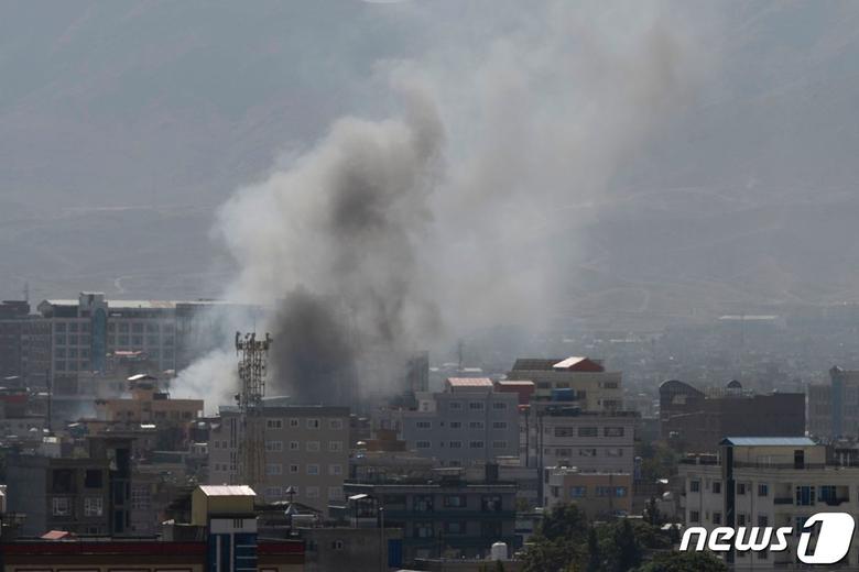 5일 (현지시간) 아프가니스탄 카불 비즈니스 센터 몰에서 화재가 발생해 연기가 솟아오르고 있다. (사진은 기사 내용과 무관함) / 뉴스1 ⓒ News1 ⓒ AFP=뉴스1 ⓒ News1 우동명 기자