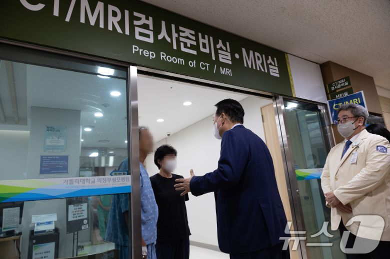 윤석열 대통령이 4일 경기 의정부 권역응급의료센터인 가톨릭대 의정부성모병원을 방문, 환자들과 대화를 하고 있다. (대통령실 제공) 2024.9.4/뉴스1 ⓒ News1 송원영 기자