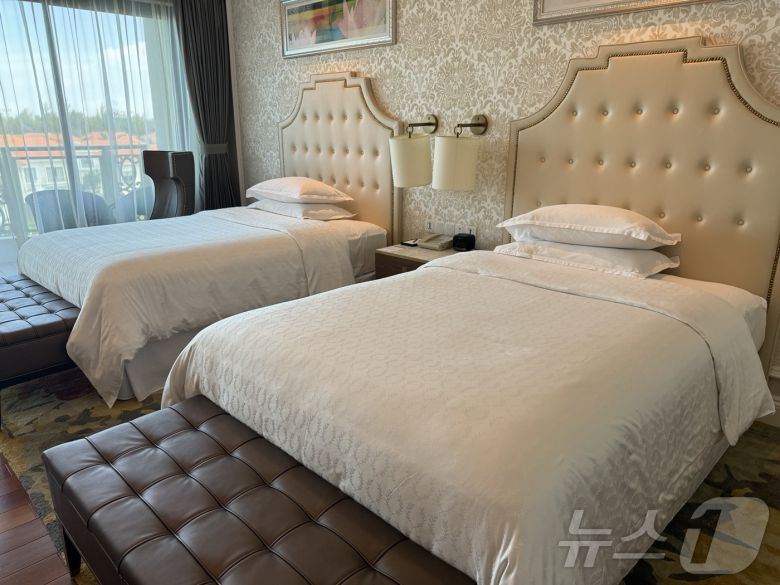 쉐라톤 그랜드 다낭 리조트의 기본 객실 모습. 쉐라톤만의 '시그니처 슬립 익스피리언스' 침구가 마련돼 있다. ⓒ 뉴스1 김형준 기자