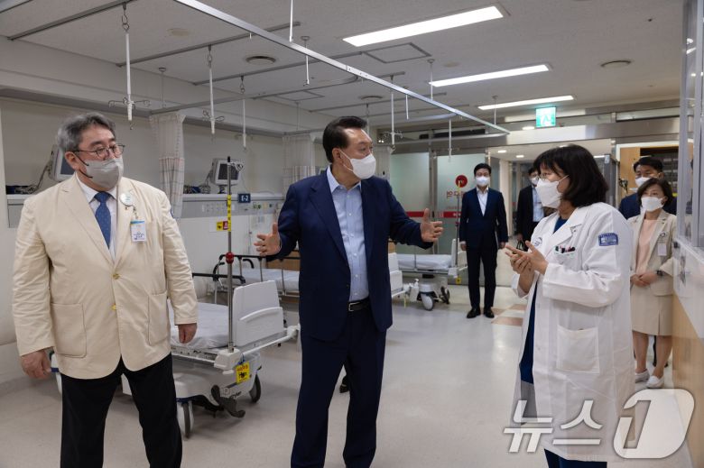윤석열 대통령이 4일 경기 의정부 권역응급의료센터인 가톨릭대 의정부성모병원을 방문, 응급 센터 상황을 살피고 있다. (대통령실 제공) 2024.9.4/뉴스1 ⓒ News1 송원영 기자