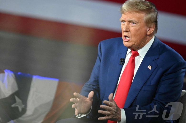 도널드 트럼프 전 미국 대통령 겸 공화당 대선 후보가 4일(현지시간) 펜실베이니아주 해리스버그의 뉴홀랜드 아레나에서 션 해니티 폭스뉴스 앵커가 진행하는 타운홀 미팅에 참석해 발언하고 있다. 2024.09.04 ⓒ AFP=뉴스1 ⓒ News1 유수연 기자
