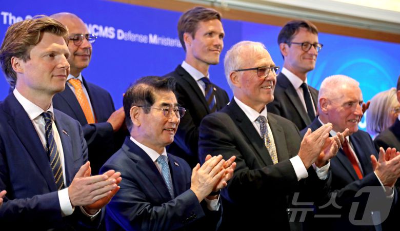 김용현 국방부 장관과 빌 블레어(Bill Blair) 캐나다 국방장관이 10일 오후 서울 중구 롯데호텔에서 열린 '제2차 한-유엔사회원국 국방장관회의'에서 참가국 국방 장차관들과 기념 촬영을 하고 있다. 한국과 캐나다 국방장관이 공동 주최한 이번 회의에서는 한반도 및 국제안보환경을 평가하고 연대를 강화하기 위한 방안들을 논의할 계획이다. 2024.9.10/뉴스1 ⓒ News1 유수연 기자