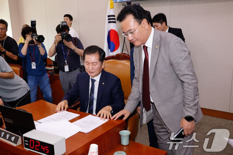 국회 법제사법위원회 유상범 국민의힘, 김승원 더불어민주당 간사가 11일 오전 서울 여의도 국회에서 열린 법사위 제418회국회(정기회) 제5차 전체회의에서 정청래 위원장에게 여야 입장을 전달하고 있다. 2024.9.11/뉴스1 ⓒ News1 안은나 기자