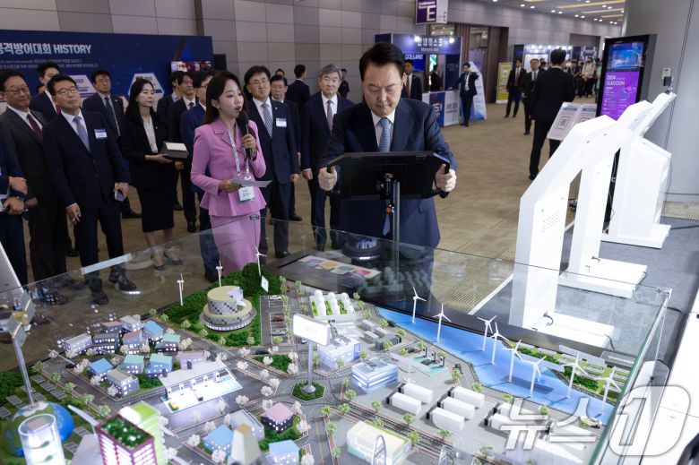 윤석열 대통령이 11일 서울 강남구 코엑스에서 열린 '사이버 서밋 코리아(CSK) 2024'에서 한국전력 부스를 방문, 증강현실로 에너지타운 모형의 전력망 보호 기술을 살펴보고 있다. (대통령실 제공) 2024.9.11/뉴스1 ⓒ News1 송원영 기자