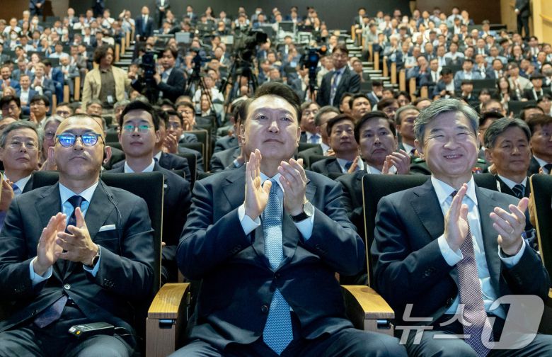 윤석열 대통령이 11일 서울 강남구 코엑스에서 열린 사이버 서밋 코리아(CSK) 2024 개회식에서 주제영상을 시청한 후 박수를 치고 있다. (대통령실 제공) 2024.9.11/뉴스1 ⓒ News1 송원영 기자