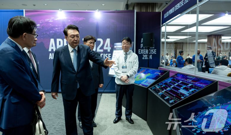 윤석열 대통령이 11일 서울 강남구 코엑스에서 열린 '사이버 서밋 코리아(CSK) 2024'에서 국제 사이버훈련장(APEX)을 방문, 훈련 현황을 살펴보고 있다. (대통령실 제공) 2024.9.11/뉴스1 ⓒ News1 송원영 기자