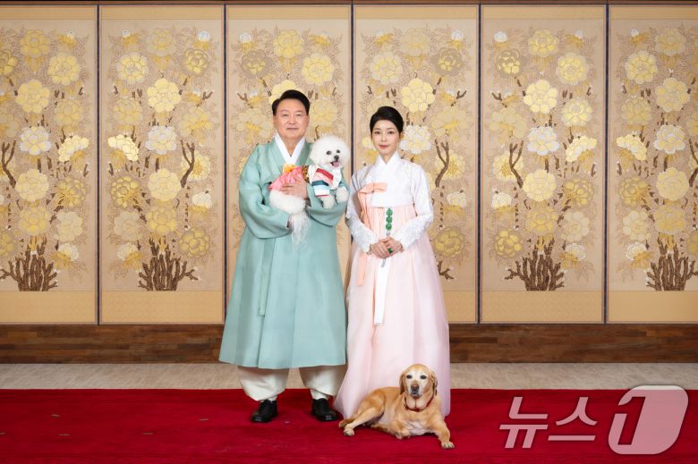 대통령실이 13일 윤석열 대통령 부부가 한가위 명절 영상을 통해 넉넉하고 풍요로운 한가위를 바라는 대국민 메시지를 전했다고 밝혔다. 이번 한가위 영상은 지난 8일 대통령실 2층 자유홀에서 1시간에 걸쳐 촬영됐다. 사진은 한복을 입은 윤석열 대통령과 김건희 여사가 반려견 '새롬이', '써니'와 함께 촬영하는 모습. (대통령실 제공) 2024.9.13/뉴스1 ⓒ News1 송원영 기자