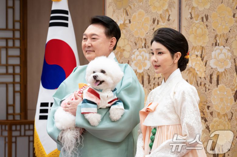 윤석열 대통령과 부인 김건희 여사가 한가위 명절 인사를 전했다고 대통령실이 13일 밝혔다. 이번 한가위 영상은 지난 8일 대통령실 2층 자유홀에서 1시간에 걸쳐 촬영됐다. 대통령 부부는 반려견 '새롬이'와 '써니'를 데리고 입장하며 어린이들에게 인사를 건넸고, 어린이들, 반려견들과 다 함께 화기애애한 분위기 속에서 촬영에 임했다고 대통령실이 밝혔다. (대통령실 제공) 2024.9.13/뉴스1 ⓒ News1 송원영 기자